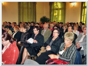 Local audience and visitors from other cities filled to maximum capacity (after adding a few dozens of additional chairs) the beautifully restored representative hall of the District Office in Trzebnica at 1 Lesna Str., and the concert was broadcast the the park through speakers. Photo by Anna Jellaczyc.